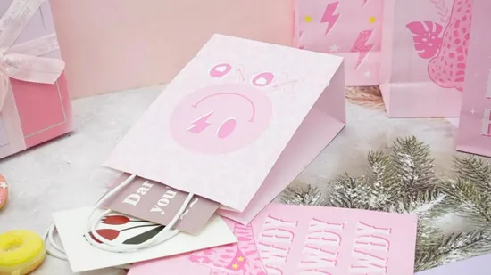 Sacola de papel kraft personalizada com alça torcida e reciclada impressa